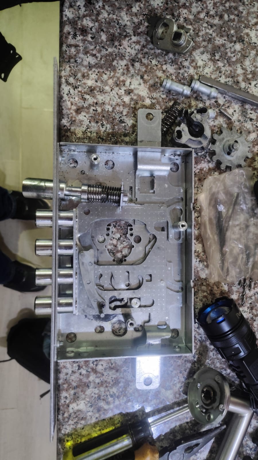 Cerradura desarmada para reparación