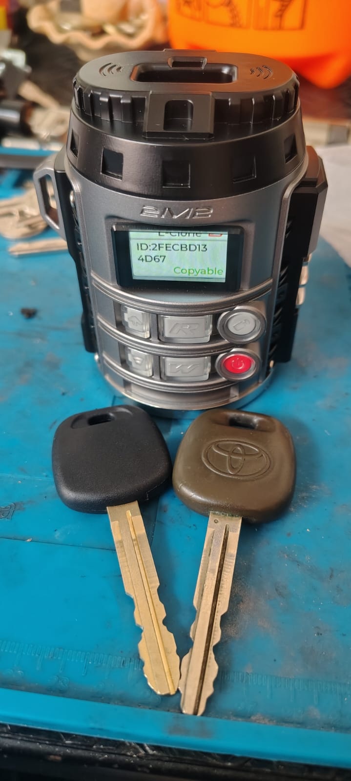 Máquina profesional para duplicación de llaves